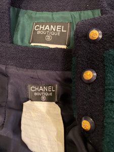 93A, 1993 Fall Rare Vintage Chanel Boucle green Navy Blue skirt suit set US 10